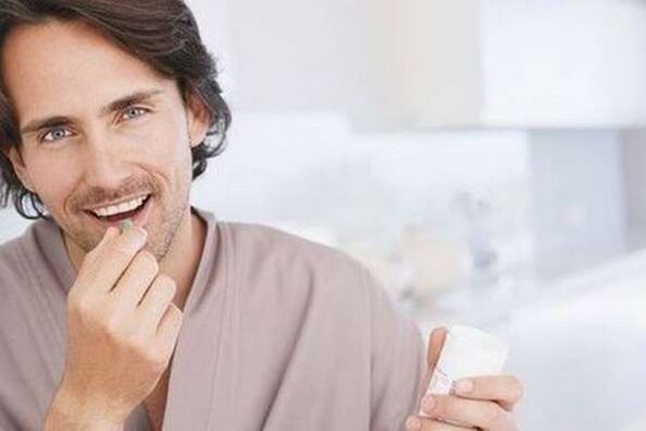 Un uomo prende il farmaco per aumentare un membro