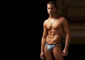 Uomo in pantaloncini corti con pene ingrandito